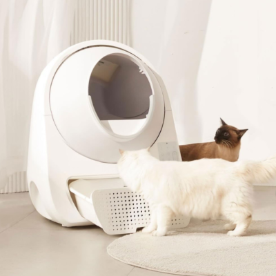 Casa de banho automática para gatos branca com design oval em ambiente interior
