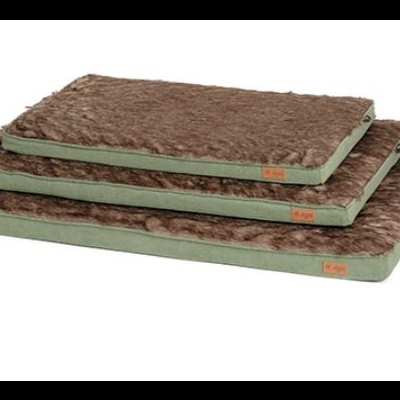 Três almofadas para animais de cor castanha com bordas verdes empilhadas.