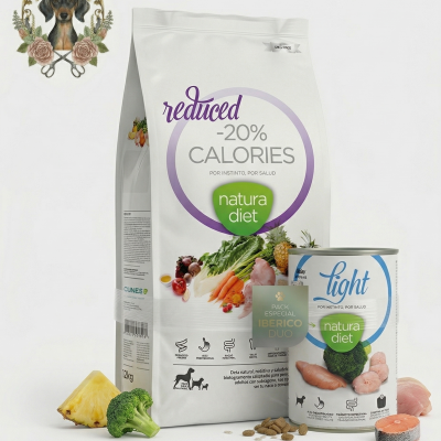 Embalagem de ração e comida húmida para animais com pedaços de legumes e carne ao redor