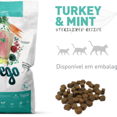 Dois sacos de ração para gatos Weego sabor Turkey & Mint com pedaços de ração ao lado