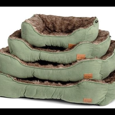 Conjunto de camas para animais verdes com interior peludo castanho