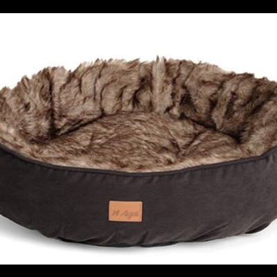 Cama redonda para animais com revestimento castanho escuro e interior peludo castanho claro.