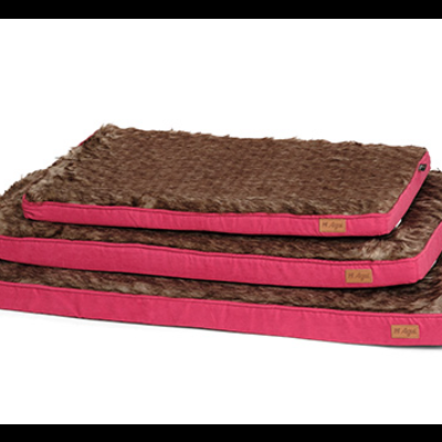 Três camas para animais castanho e rosa empilhadas em fundo branco