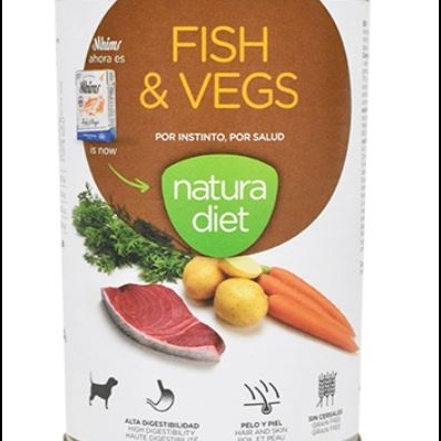 Lata de comida para cães Natura Diet Fish & Vegs com imagens de peixe, batatas e cenouras