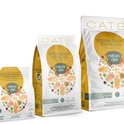 Três embalagens de ração para gatos natura diet com texto e ilustrações de frango e vegetais.