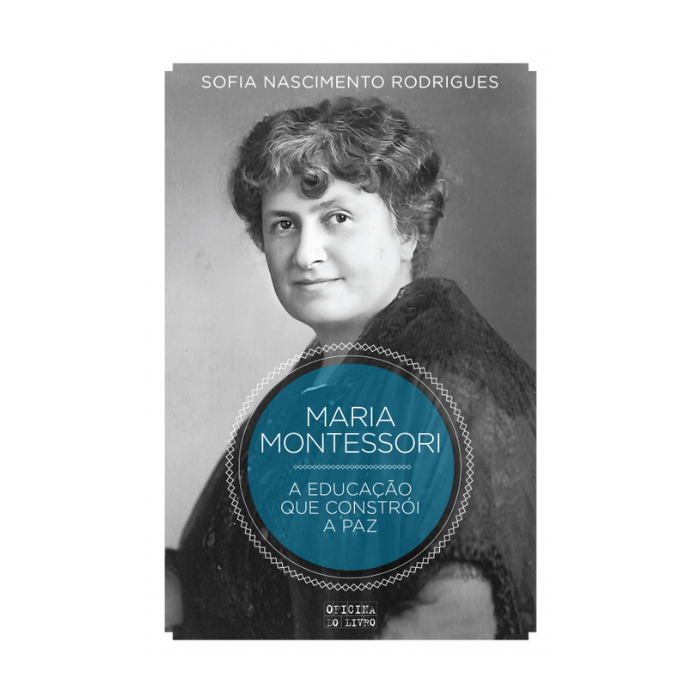 Maria Montessori - A Educação que Constrói a Paz | Oficina do Livro Capa de livro com fotografia a preto e branco e texto branco e azul