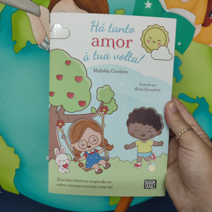 Há Tanto Amor à Tua Volta | Booksmile Capa de livro infantil com ilustração de crianças e título em português.