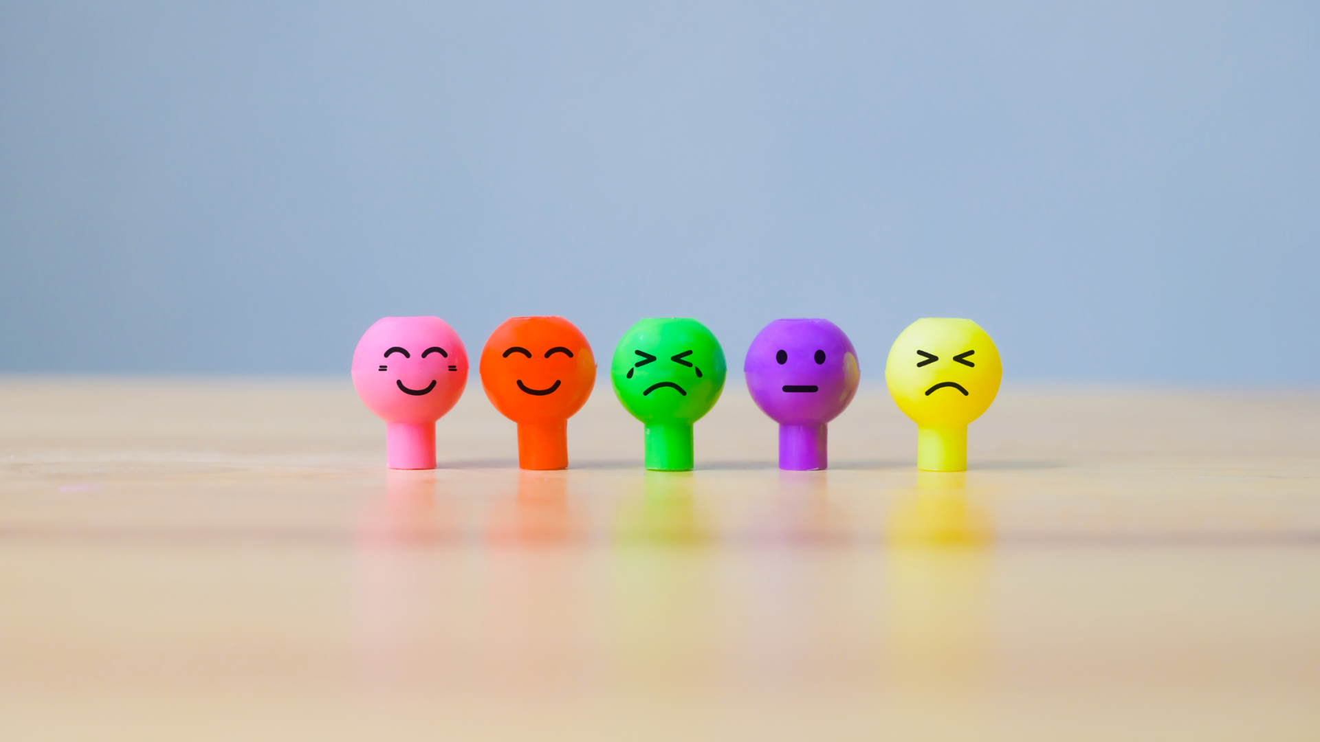 As Crianças e as Emoções Cinco marcadores de páginas coloridos com diferentes expressões faciais