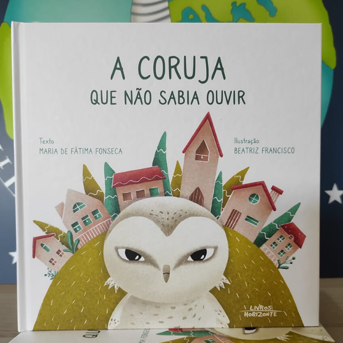 A Coruja que não sabia ouvir | Livros Horizonte Capa de livro infantil 'A CORUJA QUE NÃO SABIA OUVIR' com coruja e casas ilustradas