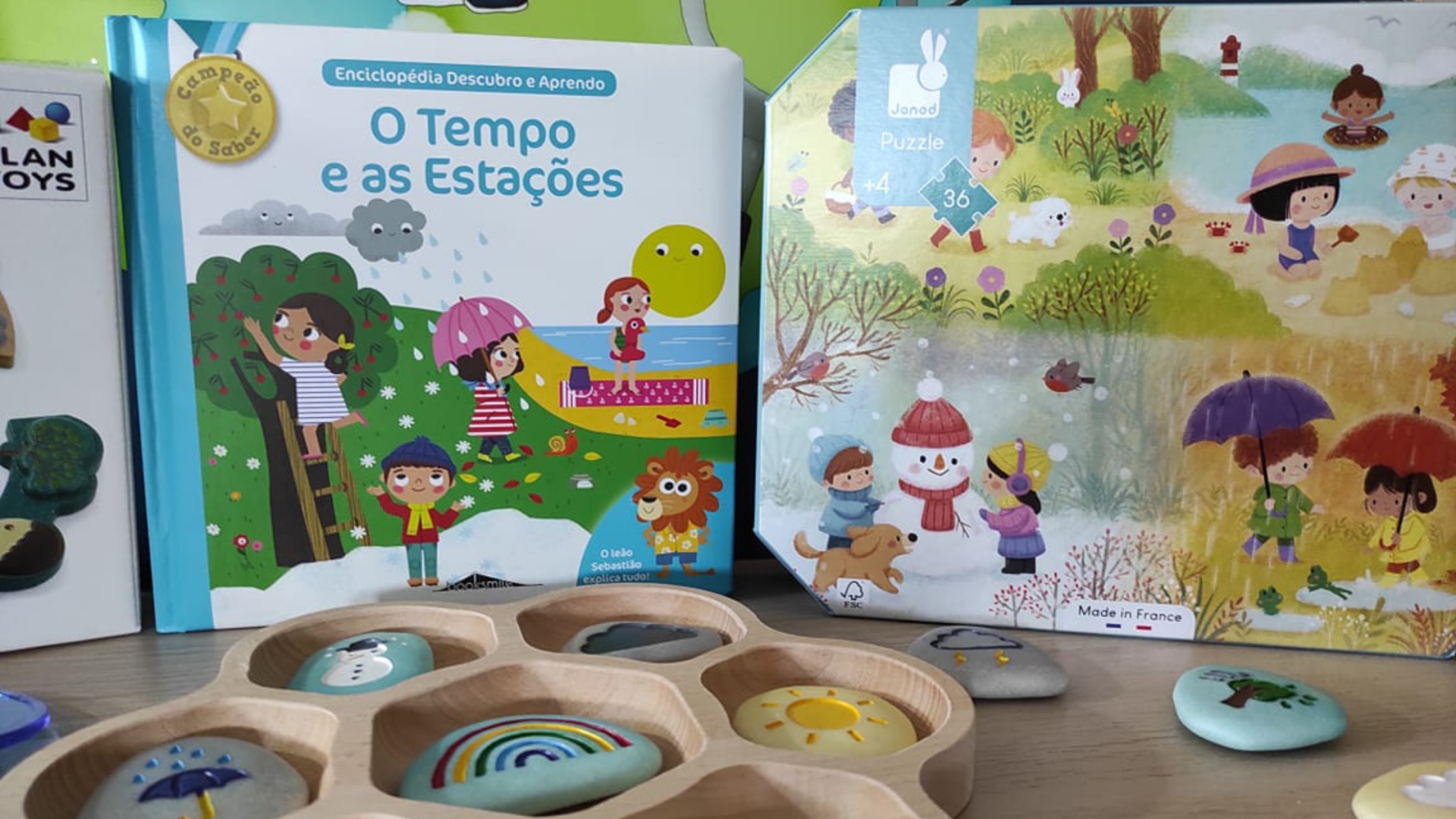 Livro infantil 'O Tempo e as Estações' com puzzle de madeira colorido