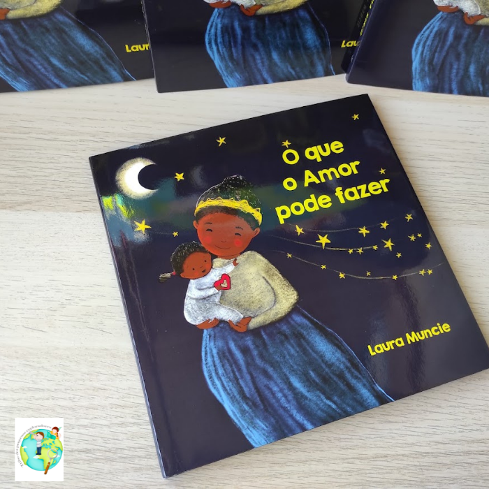 O que o Amor pode fazer | Adelaide Books Capa de livro infantil com ilustração de mulher a segurar bebé sob lua e estrelas amarelas