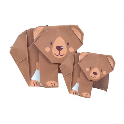 Dois ursos em origami castanhos com detalhes salmão e branco