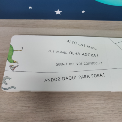 Página de livro infantil com texto em português e ilustrações coloridas de animais nas bordas sobre fundo claro.