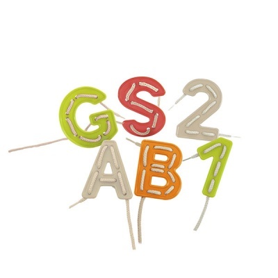 Peças coloridas com letras e números para enfiar com cordão