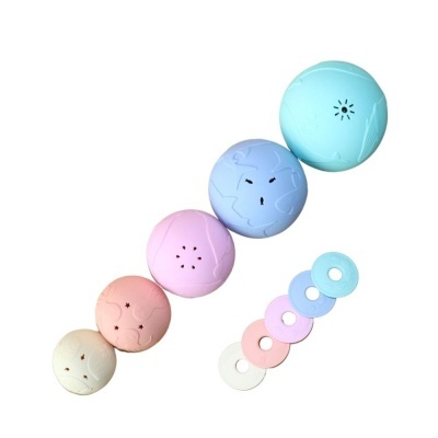 Conjunto de bolas e discos de plástico coloridos em tons pastel