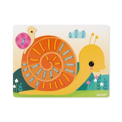 Puzzle de madeira caracol amarelo com concha laranja e cordões coloridos