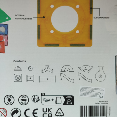 Ilustração técnica de peças amarelas com texto explicativo em embalagem