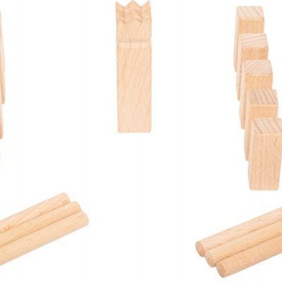 Peças de madeira clara para jogo empilhado sobre fundo branco