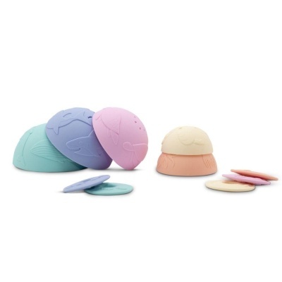 Brinquedos empilháveis coloridos em tons pastel com texturas em fundo branco