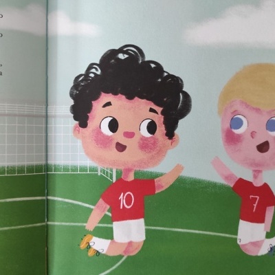 Ilustração de duas crianças a jogar futebol no campo com camisolas vermelhas números 10 e 7