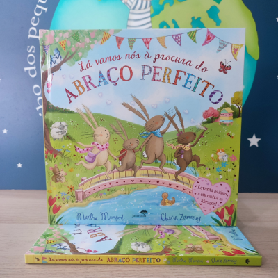 Capa do livro infantil ABRAÇO PERFEITO com ilustração de coelhos e fundo de mapa-múndi