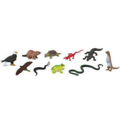 Figuras de animais de plástico sobre fundo branco