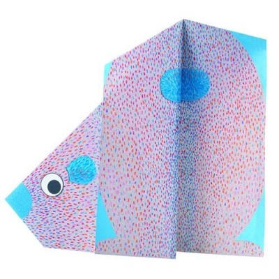 Origami em forma de rato colorido com padrões pontilhados e detalhes azuis