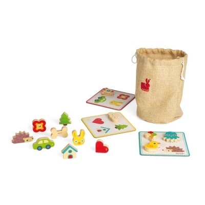 Peças de madeira coloridas para puzzles e saco de juta natural com cordão