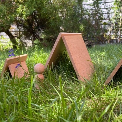 Três suportes de madeira em relva num jardim