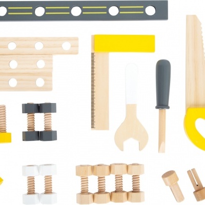 Conjunto de ferramentas de madeira de brinquedo coloridas sobre fundo branco