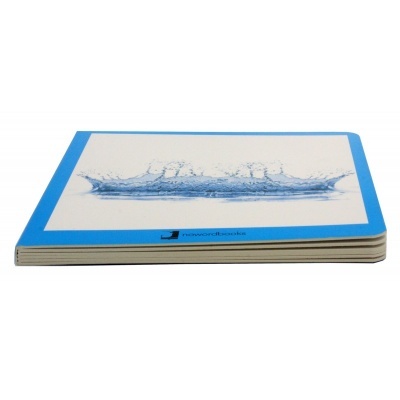 Bloco de notas com capa branca e azul com imagem de splash de água