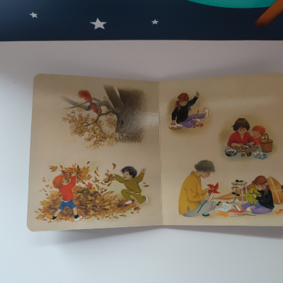 Página de livro infantil com ilustrações de crianças a brincar e pintar