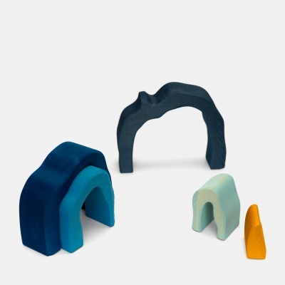 peças de madeira coloridas em diversas formas arqueadas e cónica