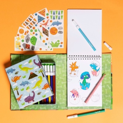Conjunto de desenho infantil com caderno espiralado e adesivos de dinossauros