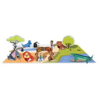 Brinquedos de papelão coloridos de animais selvagens e figuras num cenário de terra e água