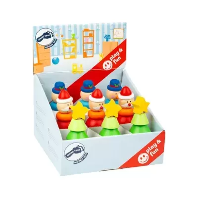 Caixa com figuras de brinquedo coloridas incluindo bonecos com gorro vermelho e árvores verdes com estrelas amarelas