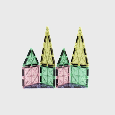 Peças magnéticas coloridas para construção formando uma estrutura tipo edifício.