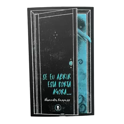 Livro com capa preta e texto azul e branco com uma porta entreaberta