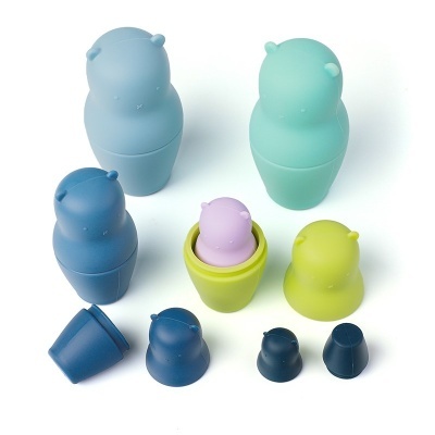 Cofrinhos em formato de hipopótamo em diversas cores sobre fundo branco