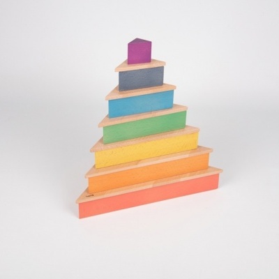 Blocos de madeira coloridos empilhados em forma de pirâmide