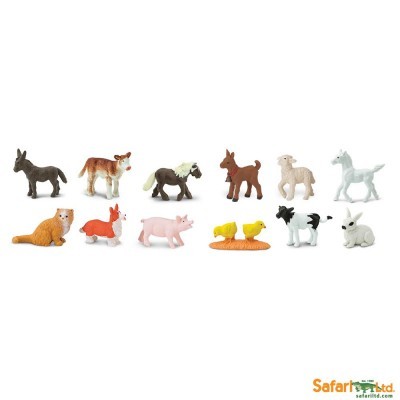 Conjunto de pequenos animais de brinquedo em plástico colorido sobre fundo branco