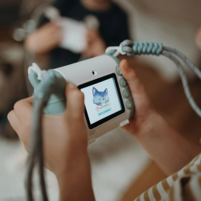Câmara digital infantil branca com detalhes em azul claro e ecrã com imagem de lobo