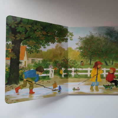 Ilustração infantil de três crianças a brincar ao ar livre perto de uma casa e árvores