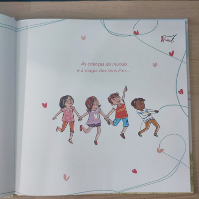 Página de livro infantil com ilustração de quatro crianças e texto em português