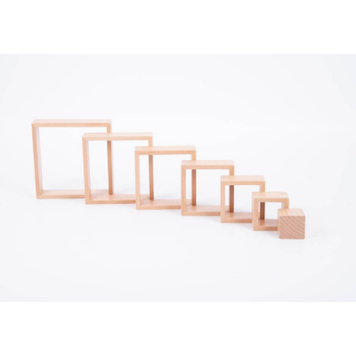 Conjunto de sete cubos de madeira natural de tamanhos variados alinhados