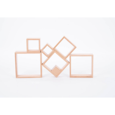 Conjunto de cinco prateleiras de madeira clara em formas quadradas e diamante