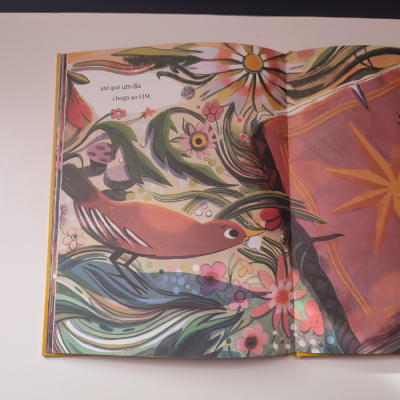 Página de livro infantil com ilustração de pássaro e flores coloridas