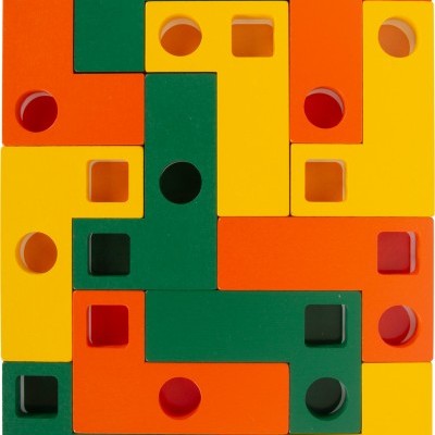 Peças de madeira coloridas com recortes circulares e quadrados encaixadas numa composição