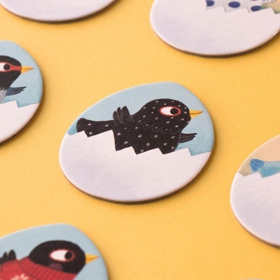 cartões redondos com ilustração de pássaros pretos e fundo amarelo