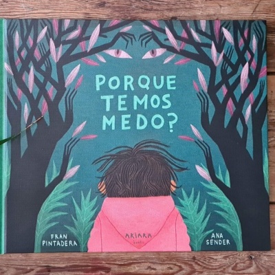 Capa do livro 'PORQUE TEMOS MEDO?' com ilustração de pessoa e árvores em cores escuras e rosa